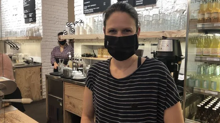Julia Forcher, Chefin "Tribeka Kaiserfeldgasse", Graz: Die Gäste im Café sind sehr brav und halten sich an die MNS-Pflicht. Die Mitarbeiter können in den Pausen frische Luft schnappen oder hinten im Lager, wenn sie allein sind, kurz die Maske abnehmen. Vorne an der Theke muss man sie die ganze Zeit oben haben. Dienste dauern sechs bis acht Stunden. Bei uns läuft Musik, die Kaffeemühle geht, Gäste tratschen – das ist sehr laut, daher hilft es bei Bestellungen, auch Lippen lesen zu können. Das geht jetzt nicht mit Maske und Plexiglasscheibe dazwischen. Aber das Tragen der Maske ist selbstverständlich, wir wollen ja niemanden gefährden. Wer im Einzelfall die Maske wirklich nicht aufsetzen will, den bitte ich zu gehen.