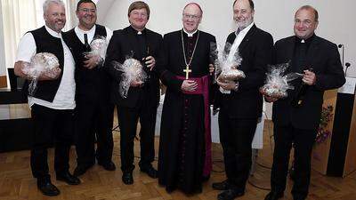 Kalidz (Zweiter von links) feierte sein Jubiläum mit anderen Priestern bei Bischof Alois Schwarz
