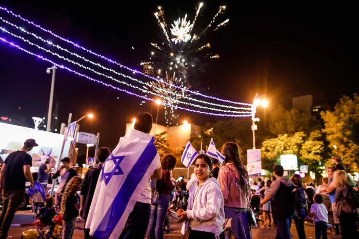 In Israel leben nach aktuellen Angaben des Zentralen Israelischen Statistikbüros 8,8 Millionen Menschen. Davon sind 6,6 Millionen Juden (75 Prozent) und 1,8 Millionen Araber (21 Prozent). Zuletzt hatte das Büro von rund 170.000 Christen gesprochen - rund zwei Prozent der Bevölkerung. Die meisten der Christen sind Araber.