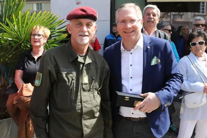 Am Hauptplatz gesichtet wurden unter anderen Bürgermeister Martin Kulmer und Militärkommandant Walter Gitschthaler. 