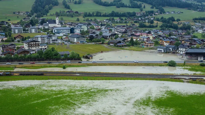 Ein kurzer, aber heftiger Wolkenbruch hat am späten Montagnachmittag in Uttendorf im Salzburger Pinzgau große Schäden angerichtet.