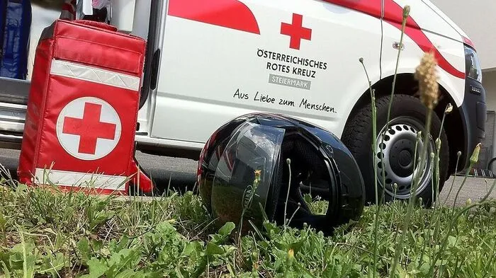 18. Juli: Motorradfahrer kollidierte mit einem Leichtkraftfahrzeug Bei einem Überholmanöver kollidierte am Mittwochvormittag ein 65-jähriger Motorradlenker mit einem Leichtkraftfahrzeug. Der Motorradfahrer wurde dabei schwer verletzt und musste ins LKH Hartberg eingeliefert werden. (Archivbild). Mehr dazu.