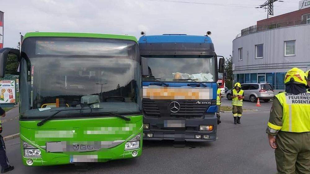 Ein Linienbus und ein Lkw kollidierten in Rosental