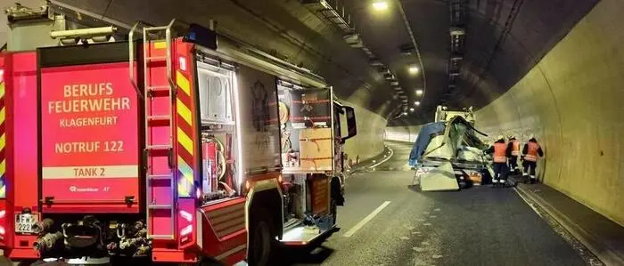 Feuerwehrauto und Unfallwrack im Tunnel