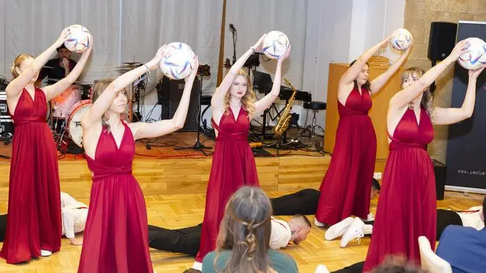 Unter der Musik von der Gruppe „Rocket“ tanzten die Gäste des Sportlerballs im Garten-Hotel Ochensbergs die ganze Nacht unter dem Motto „Legends of SCR“. 