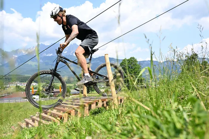 ... inklusive "MTB-Downhill" steht da auf dem Programm. Tags zuvor wurde die Streif von unten nach oben zu Fuß bezwungen. Hier im Bild: Manuel Feller auf dem Bike