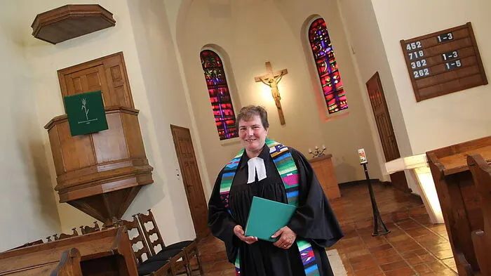 Pfarrerin Renate Moshammer in der evangelischen Kirche