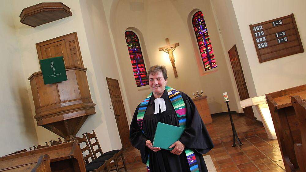 Pfarrerin Renate Moshammer in der evangelischen Kirche 