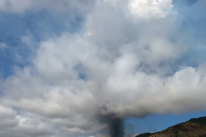 Auf der im Nordwesten der Kanaren gelegenen kleinen Insel hatte es zuletzt vor 50 Jahren einen Vulkanausbruch gegeben, als der Teneguía 1971 Lava in die Luft schleuderte. Die Insel liegt ganz im Nordwesten der Kanaren, 85 Kilometer von Teneriffa und 57 Kilometer von La Gomera entfernt.