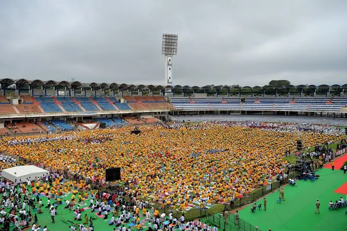 In Bangalore füllten Yoga-Anhänger ein ganzes Stadion.