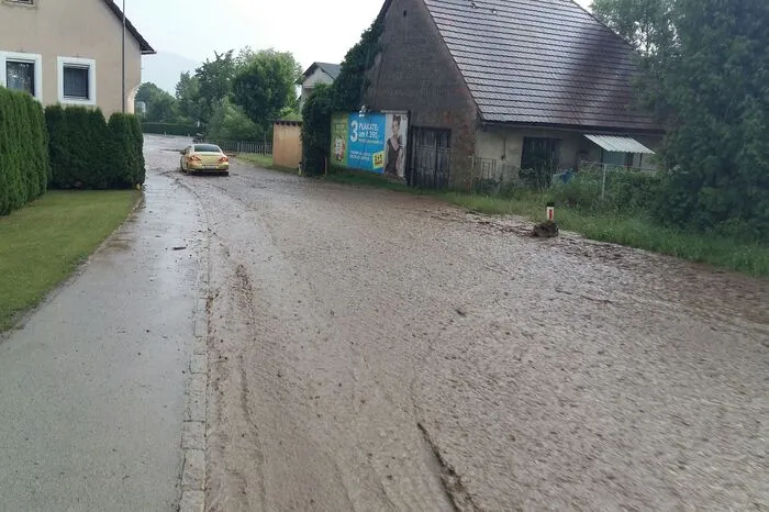 Die Weißenbacher Landestraße ist an mehreren Stellen überschwemmt.
