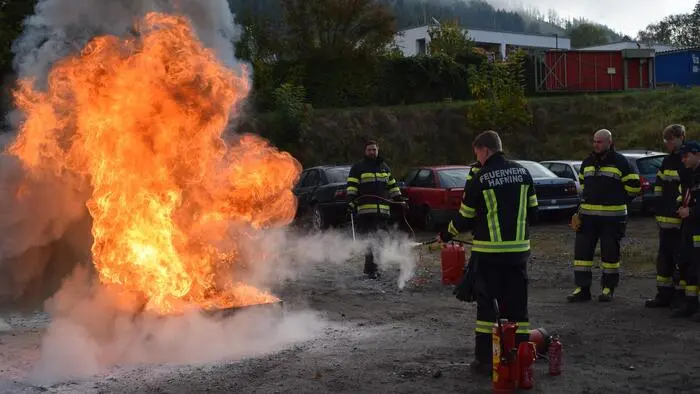 Bei der Grundausbildung 2 des Bereichsfeuerwehrverbandes Leoben nutzten 20 Teilnehmerinnen und Teilnehmer die Gelegenheit, ihre feuerwehrtechnischen Kenntnisse zu vertiefen.