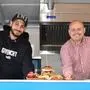 Ümit Baran (rechts) mit Sameh Hashw im neuen Foodtruck der "Burger Boutique"		