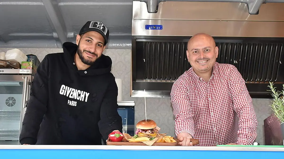 Ümit Baran (rechts) mit Sameh Hashw im neuen Foodtruck der "Burger Boutique"		