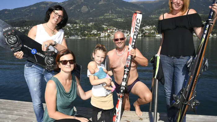 Im Strandbad der Stadtgemeinde Spittal am Millstätter See-Südufer: Party-Spaß mit Schiern und Snowboard, bei Sonnenschein und 25 Grad.