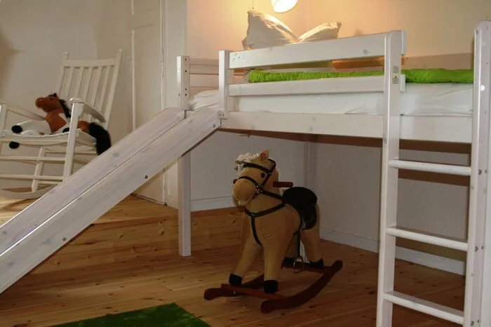 Das Glück der Erde finden wie Bibi und Tina.Urlaub auf dem Reiterhof ist der Mädchentraum schlechthin. So wie Bibi Blocksberg, die jede Ferien auf dem Martinshof bei ihrer Freundin Tina verbringt, können Kinder auf dem Pferdehof Annenwalde nördlich von Berlin reiten, spielen und träumen. Auf dem Gestüt stehen zwei Ferienwohnungen für bis zu je neun Personen ab 95 Euro pro Nacht zur Verfügung.