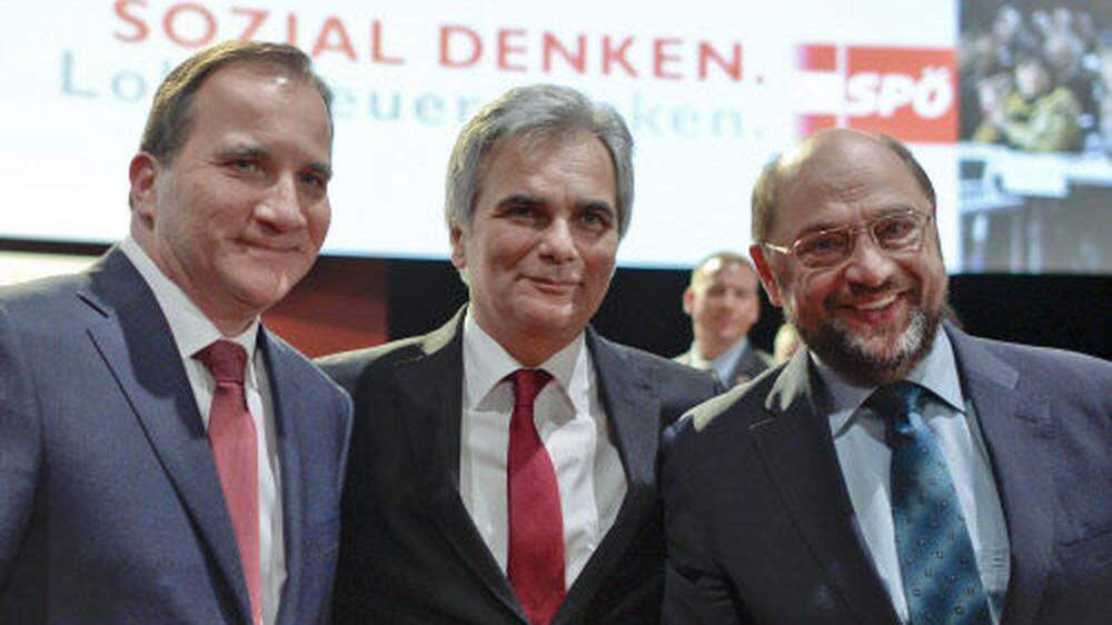 Werner Faymann (M) umringt von seinen Parteifreunden Martin Schulz (R) und Stefan Loefven (L) 