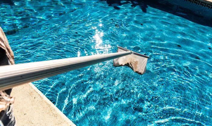 Haben Sie Ihren Pool schon eingelassen? Professionelle Poolreinigung erhöht die Wasserqualität