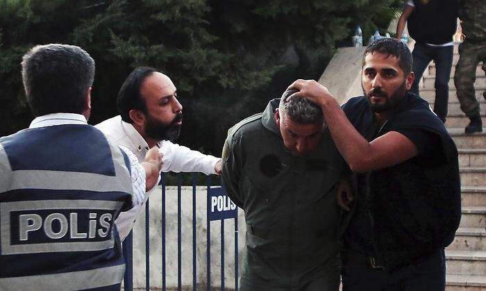 Ein Zivilist spuckt einem Militärangehörigen ins Gesicht.