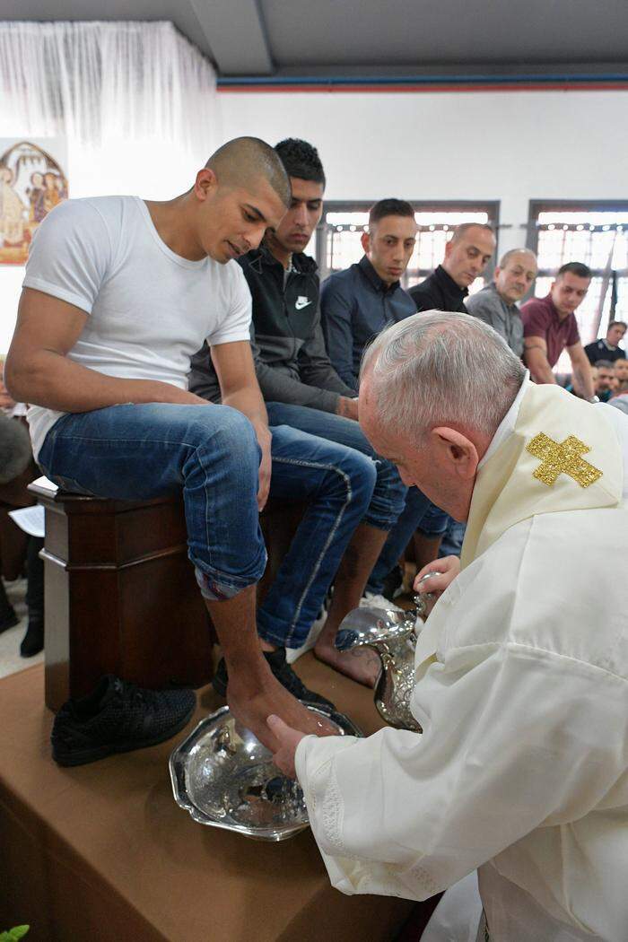 Papst Franziskus bei der Fußwaschung