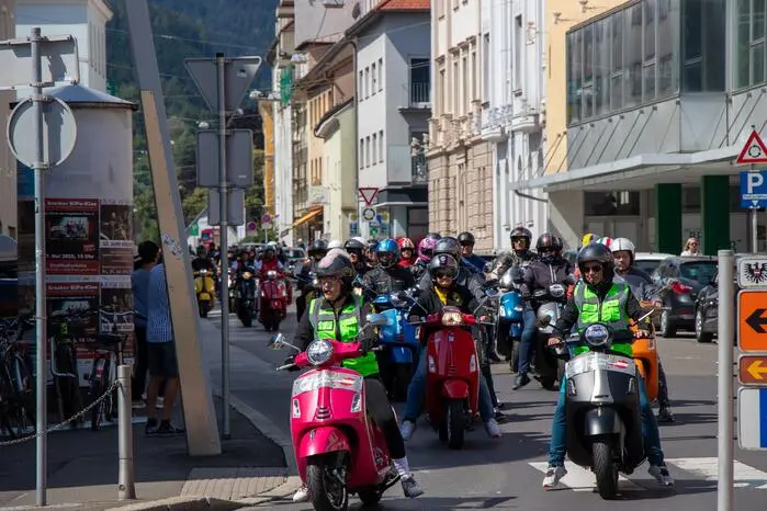 Vespas, neu und alt, düsten durch die Stadt.