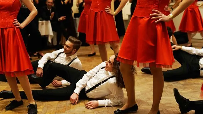 Der erste Maturaball im neu renovierten Festsaal des Konviktes sorgte für einige Erlebnisse. Zu Beginn heizten die Schüler gleich mit zwei Polonaisen ein.
