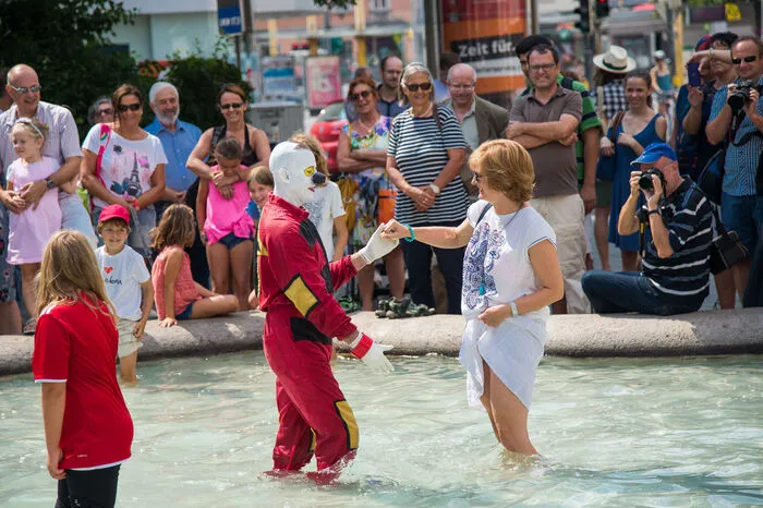 ... und einige aus dem Publikum zu sich ins Brunnenwasser zog ...
