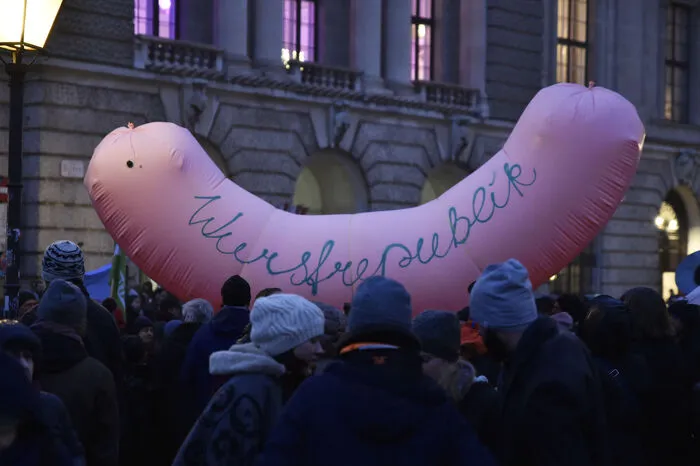 Insgesamt verlief die Demo aus polizeilicher Sicht "ruhig und ohne nennenswerte Vorfälle". Bis zu 1.000 Beamte waren im Einsatz.