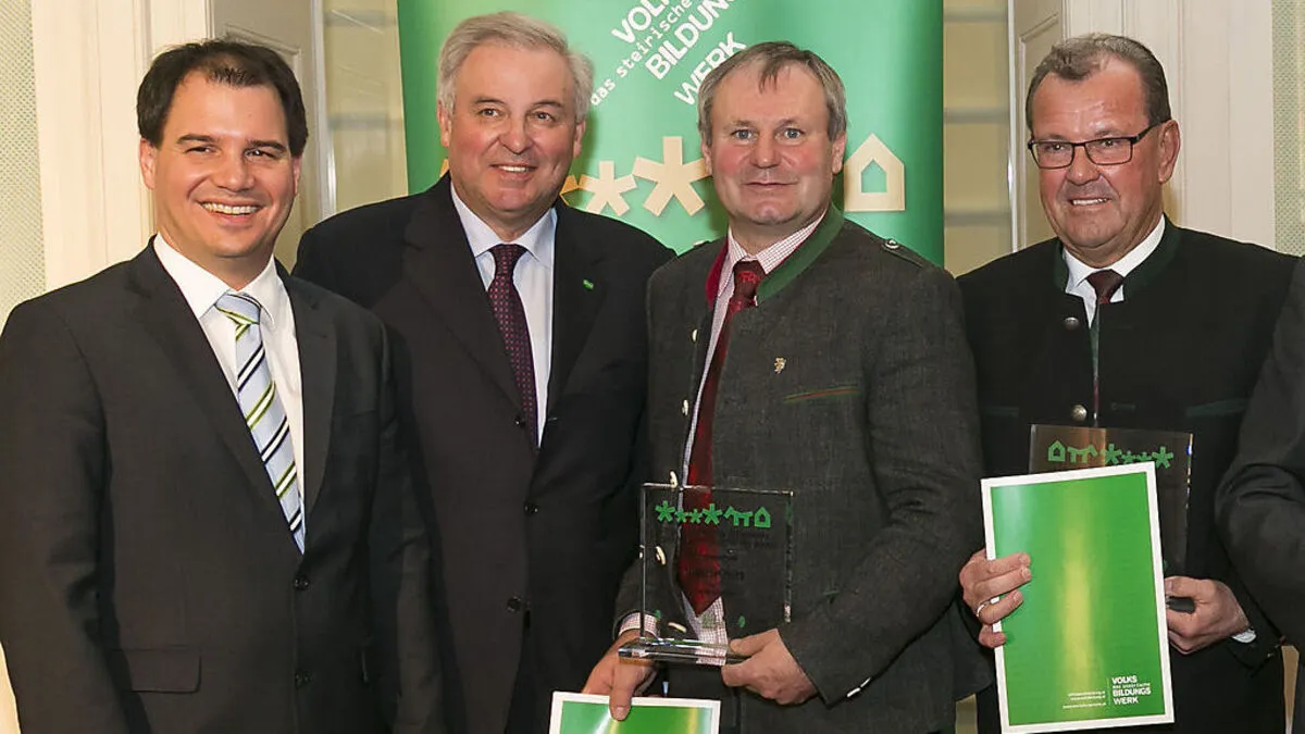 Karl Dobnigg (r.), Bürgermeister von Kammern, freut sich über die Gratulation von Landeshauptmann Hermann Schützenhöfer (2.v.l.) und LH-Stellvertreter Michael Schickhofer zum Sieg 