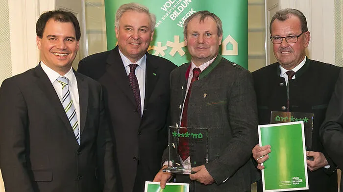 Karl Dobnigg (r.), Bürgermeister von Kammern, freut sich über die Gratulation von Landeshauptmann Hermann Schützenhöfer (2.v.l.) und LH-Stellvertreter Michael Schickhofer zum Sieg 