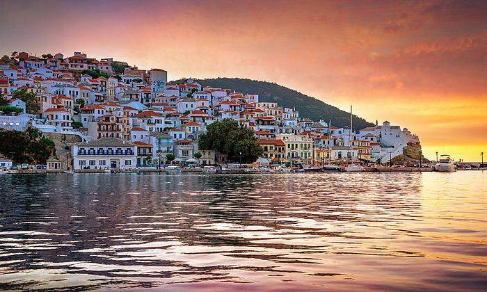 Skopelos-Stadt besteht aus einem charmanten Wirrwarr enger Gässchen über dem sichelförmigen Hafen