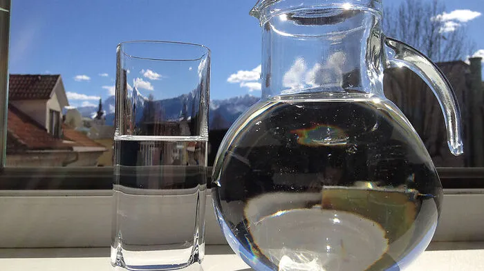 Auch eine Option: Wasser einfach aus dem Wasserkrug