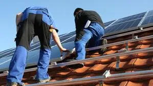 Das Unternehmen setzte sich unter anderem mit der Installation von Photovoltaikanlagen auseinander (Symbolbild)