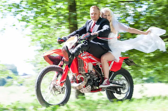 Nicole und Florian Zink aus Göttelsberg haben im Garten der Generationen geheiratet – und zischten mit der Enduro davon. Sohn Sebastian (4) ließ sich das natürlich nicht entgehen.
