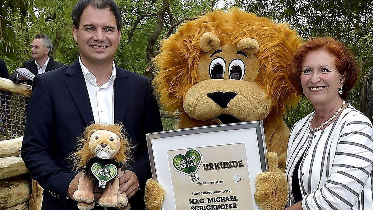 Plüsch oder Krallen? Pate“ Michael Schickhofer (im Bild mit Tierpark- Chefin Doris Wolkner-Steinberger)