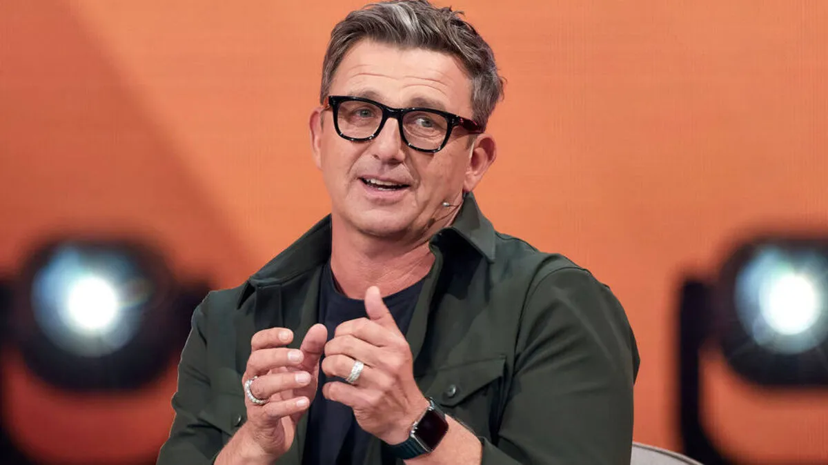 Hans Sigl kann daheim nicht ruhig vor dem Fernseher sitzen, wenn "Der Bergdoktor" läuft