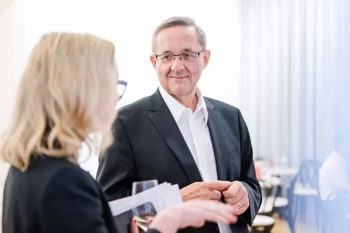 Günther Ofner, Vorstand des Wiener Flughafens im Gespräch mit Moderatorin und Kleine-Zeitung-Podcast-Leiterin Barbara Haas