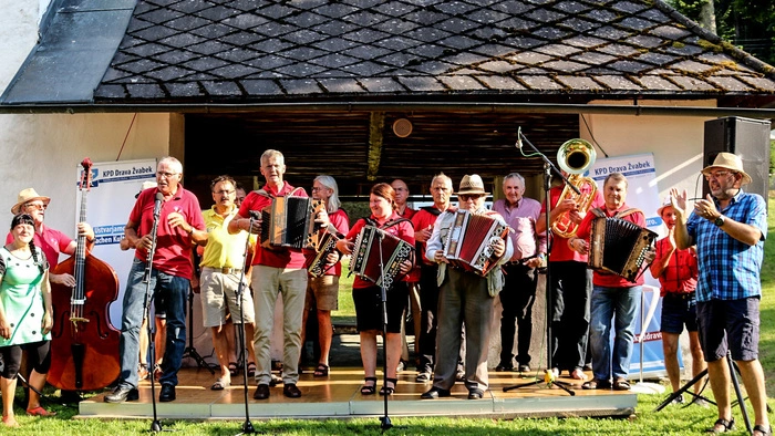 Zünftige Volksmusik aus Kärnten, Slowenien und der Steiermark erklang beim Volkskulturfest "Srečanje vižarjev" (Volksmusikantentreffen) in Heiligenstadt.