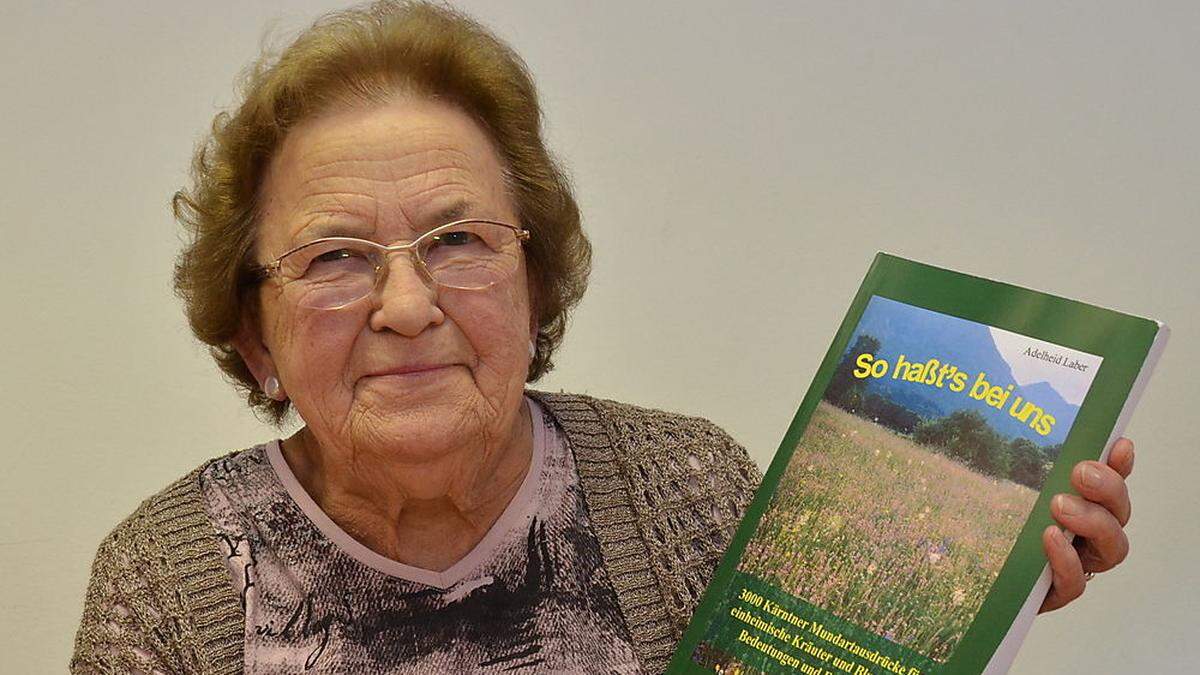 Adelheid Laber mit ihrem Buch, das im Memoiren-Verlag Bauschke erschienen ist