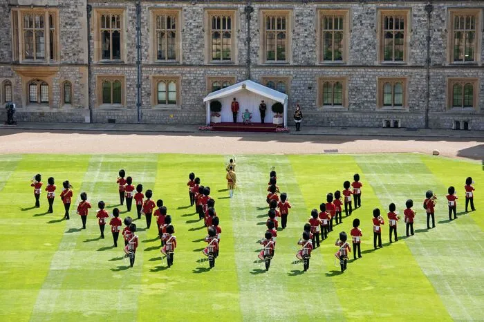 Statt der üblichen Militärparade "Trooping the Colour" in London gab es am Samstag angesichts der Corona-Pandemie einen kleinen Aufmarsch der Welsh Guards in roter Uniform und Bärenfellhut - unter Einhaltung der geltenden Abstandsregeln.