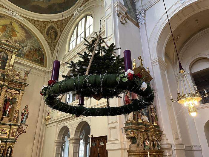 Ein besonderer Adventkranz hängt in der Stadtpfarrkirche Feldbach.
