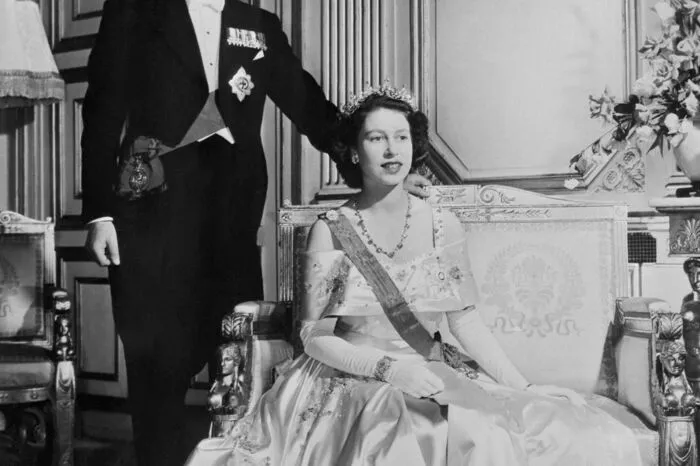 Dieses Foto aus dem Jahr 1948 zeigt Prinzessin Elizabeth - die spätere Königin - und Prinz Philip im Buckingham Palast.