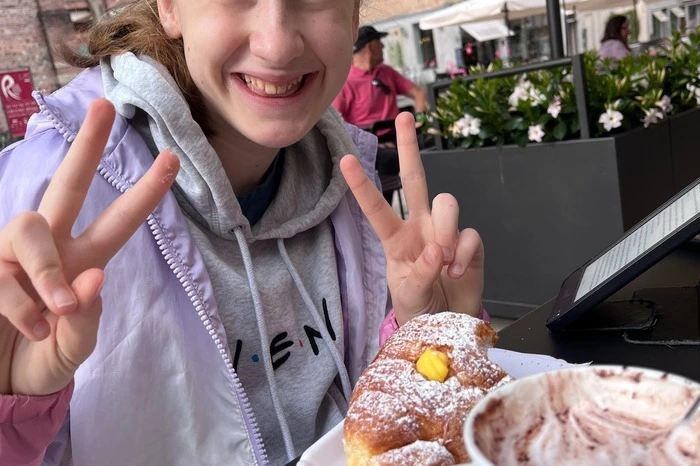 Ich freue mich auf die Reiterferien und den Urlaub mit meinem kleinen Bruder und meinen Eltern am Meer. Das keine Schule ist, finde ich auch toll, dann habe ich mehr Zeit zu lesen. Und ich kann mehr Dinge mit meinen Freundinnen und Freunde unternehmen, was mich auch sehr freut.