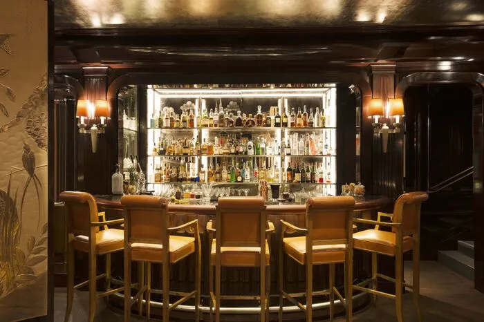 In den goldenen Zwanzigern tauchte das Adjektiv "ritzy" in amerikanischen Wörterbüchern auf. Luxuriös, modisch, elegant - der Begriff drückte den Geist aus, der in den Bars des Ritz herrschte. Momentan gibt es drei, darunter natürlich die Hemingway-Bar.