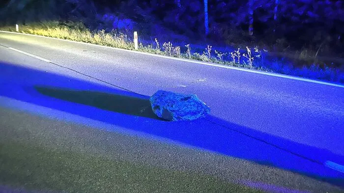 Der herabgestürzte Felsbrocken verletzte zum Glück niemanden