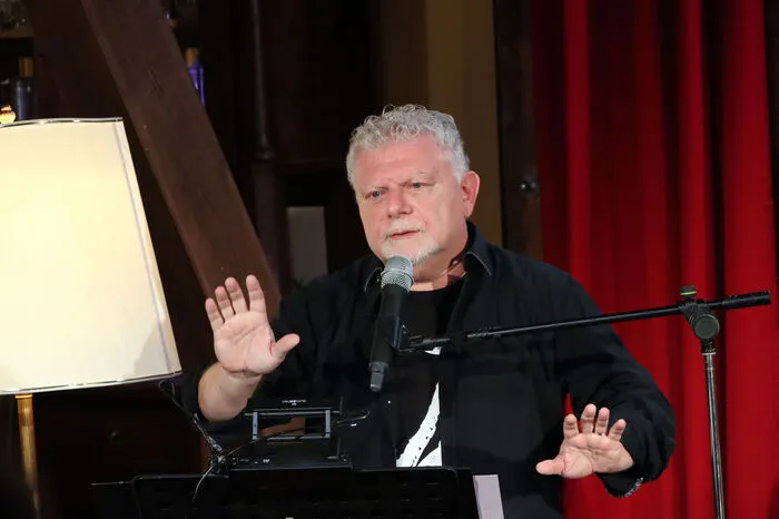 Seit vielen Jahren bereist Roman Grinberg als Sänger, Pianist und Humorist die Bühnen in ganz Europa, Israel, Nord- und Südamerika. Jiddische Lieder und Klezmermusik stehen ebenso am Programm wie heitere Anekdoten und Witze des Volkes, das so herrlich über die eigenen Schwächen lachen kann.
