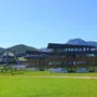Das Narzissenbad und die angeschlossene Hotelanlage