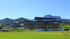 Das Narzissenbad und die angeschlossene Hotelanlage