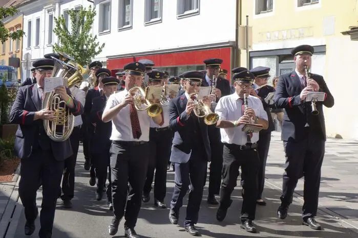 Gemeinsam mit 23 Gastkapellen – darunter der Musikverein Almenrausch Rehlingen aus Deutschland und die Bundesbahn-Musikkapelle Innsbruck – wurde musiziert, marschiert und gefeiert.