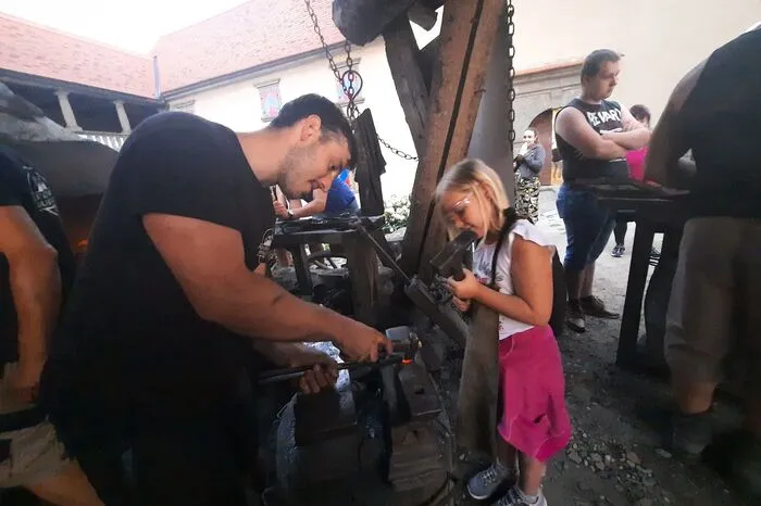 Interessierte Kinder durften selbst den Schmiedehammer schwingen